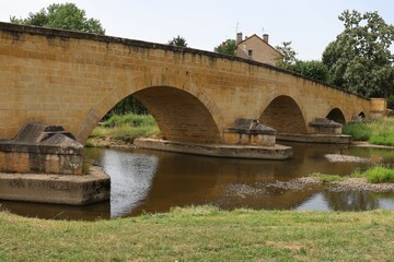 Fototapeta na wymiar Le pont de pierre sur la rivière le Sornin, ville de Charlieu, département de la Loire, France