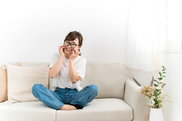 家のソファで会話して楽しそうな日本人女性
