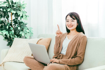 ノートパソコンで映像を見る女性（映画・笑顔・おすすめ）
