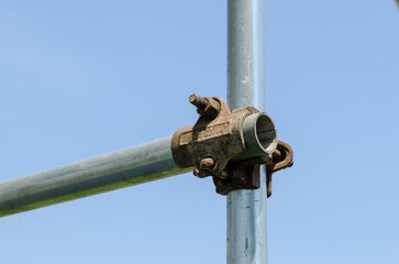 Scaffolding construction: detail with load-bearing structure in galvanized steel and transverse and longitudinal elements and joints joined by nuts and bolts.