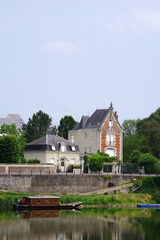 Maisons et leurs reflets en bord de Loire