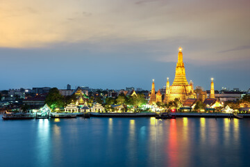 Naklejka premium The beautiful temple along the Chao Phraya river at twilight