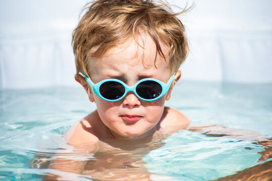 enfant avec lunettes de soleil
