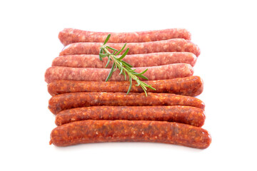 Saucisses et merguez crues isolées sur fond blanc