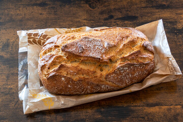 gros pain entier sur une fond en bois 