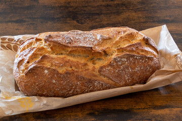 gros pain entier sur une fond en bois 