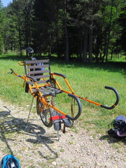 Randonnée en montagne solidaire avec handicapé en joelette fauteuil roulant de randonnée sur les...