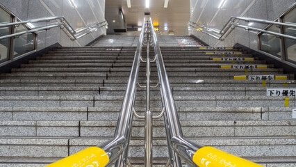 名古屋の地下鉄の上り階段の風景
