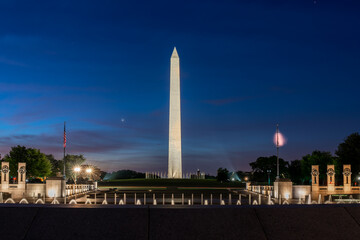 Obraz premium Moon Rising Behind the Washington Monument With the World War II Memorial in the Foreground