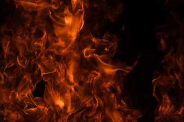 Feuerflammen auf schwarzem Hintergrund. Feuer brennen Flamme isoliert, abstrakte Textur. Flammeneffekt mit brennendem Feuer.