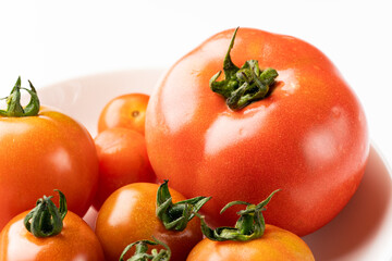 大きさが不揃いなトマト