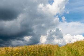 Fototapeta na wymiar chmury nad łąką