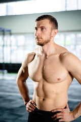 Obraz premium Athletic man posing hardcore in the gym