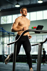 Obraz premium Male athlete running on a treadmill
