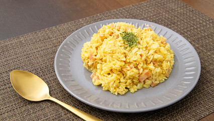 グレーのお皿に盛り付けした炒飯