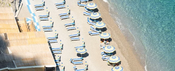 Photo sur Plexiglas Plage de Positano, côte amalfitaine, Italie View from above, stunning aerial view of some beach umbrellas on a beautiful beach bathed by a crystal clear water. Amalfi Coast, Italy.