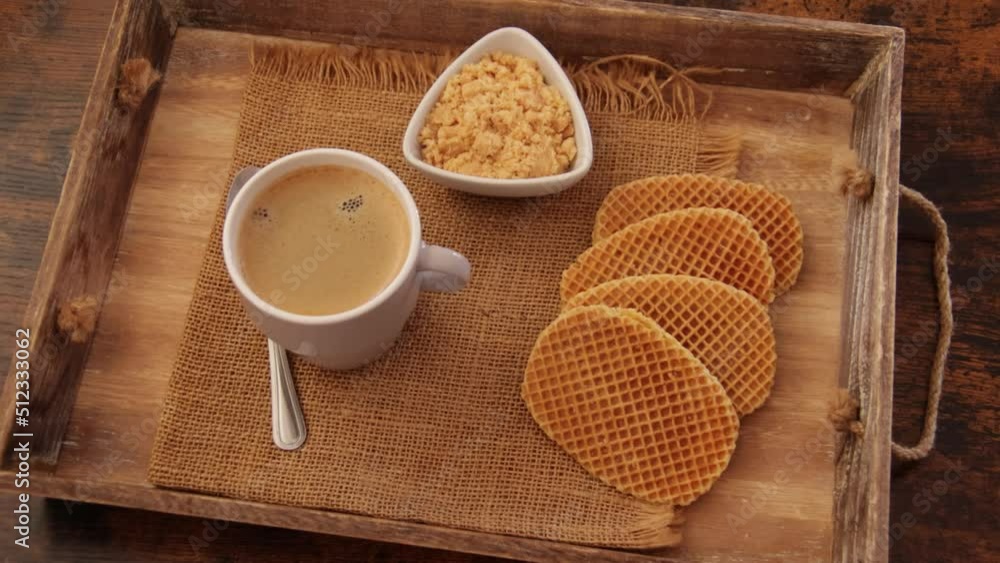 Poster tasse de café et gaufres à la vergeoise  sur un plateau en bois