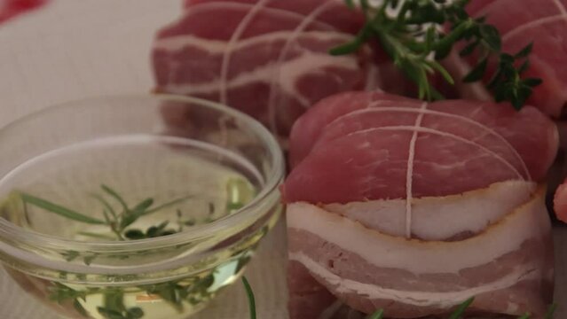 paupiettes de porc cru &agrave; l'huile et aux romarin dans une assiette 