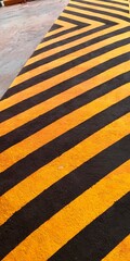 gelb schwarze Markierung auf der Strasse