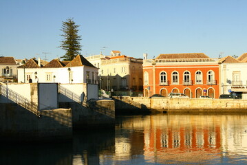 Fototapeta na wymiar Vue sur la petite ville portugaise de Tavira, en Algarve, en bordure de la rivière Gilao
