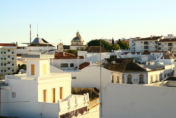Vue sur les toits de la petite ville portugaise Tavira, en Algarve