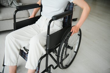 Obraz premium Young woman sitting in a wheelchair