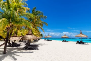 Crédence de cuisine en verre imprimé Le Morne, Maurice Belle plage de vacances avec palmiers et parasols de paille dans un complexe tropical sur l& 39 île paradisiaque.