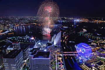 横浜ランドマークタワーから望む横浜開港祭の花火大会