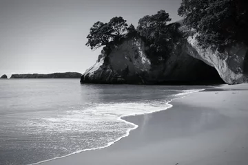 Tischdecke Cathedral Cove in Coromandel, New Zealand. Black and white vintage photo style. © Tupungato