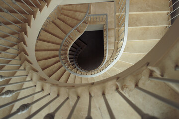 Belle scale a chiocciola di un moderno edificio di lusso, geometria a chiocciola.