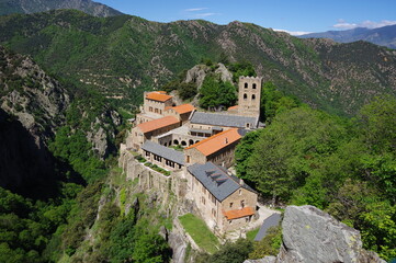 Fototapeta na wymiar abbaye de montagne de saint Martin du Canigou dans les Pyrénées Orientale dans le sud de la France