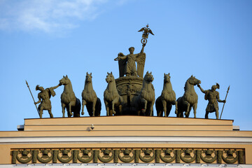 Obraz premium The Quadriga on the General Staff Building on the Palace Square in Saint Petersburg, Russia