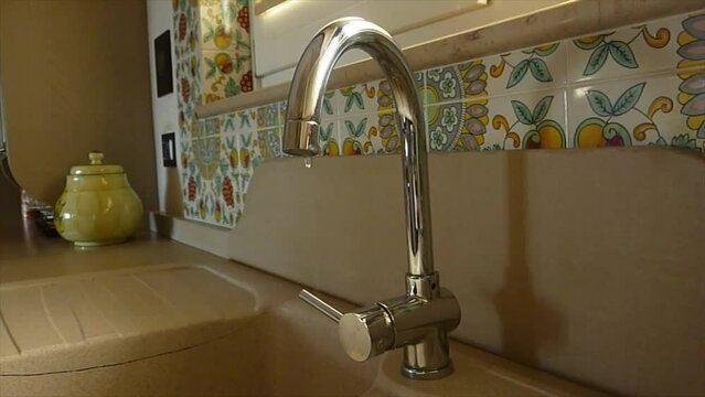 Rubinetto che perde che sgocciola 