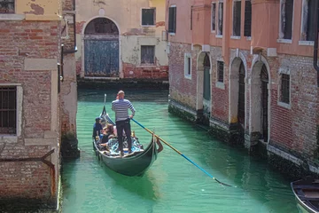 Fotobehang gondel in Venetië © Carolina