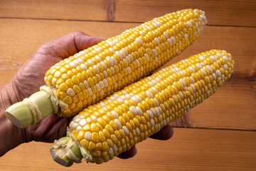 皮をむいたとうもろこし