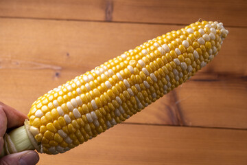 皮をむいたとうもろこし