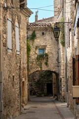 Fototapeta premium Rue du village médiéval de Cruas en Ardèche