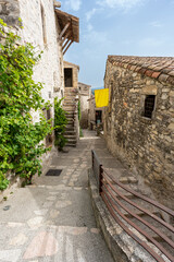Rue du village médiéval de Cruas en Ardèche