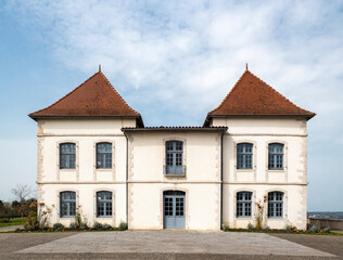Vista traseira da câmara de Mouguerre no País Basco com as duas torres quadradas e suas...