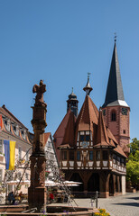 Michelstadt im Odenwald, Wahrzeichen historisches Rathaus mit Marktbrunnen.