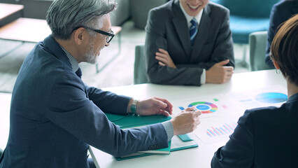 会議するビジネスグループ