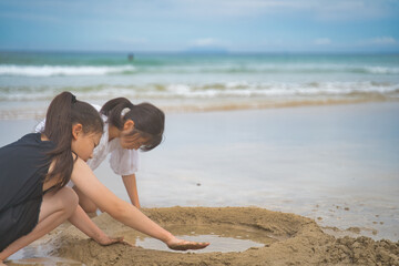 Fototapeta premium 海で遊ぶ子供