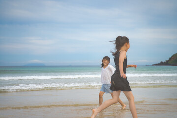 Fototapeta na wymiar 海で遊ぶ子供