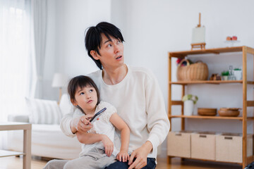 Fototapeta premium IoT家電を使う親子