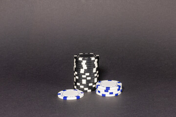 Stapel schwarzer und weißer Pokerchips