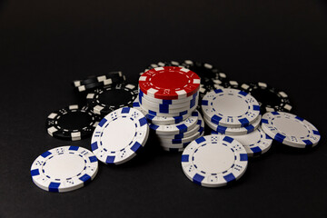 roter Poker Chip inmitten von schwarzen und weißen