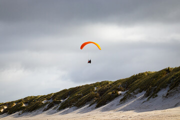 Gleitschirmfliegen Paragliding am Strand