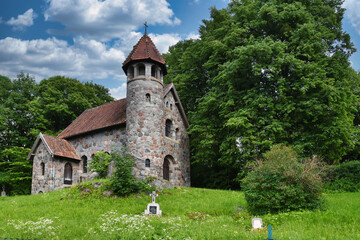 Fototapeta na wymiar Neoromański kościół w Raszągu Polska