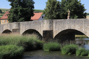 Fototapeta na wymiar Brücke aus dem Mittelalter über die Tauber in Tauberrettersheim