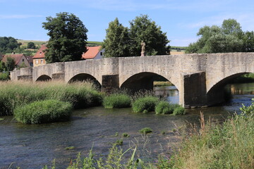 Fototapeta na wymiar mittelalterliche Brücke bei Tauberrettersheim in Franken im Taubertal